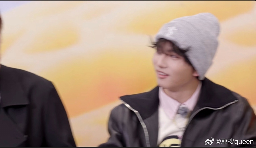 穆祉丞直播Bee疯糖成员之一穆祉丞元气在线，又乖又可爱，少年感拉满，快来直播间看