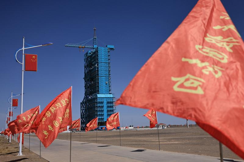 2025年11月初，神二十因疑似遭空间微小碎片撞击推迟返回。原本计划11月5日返