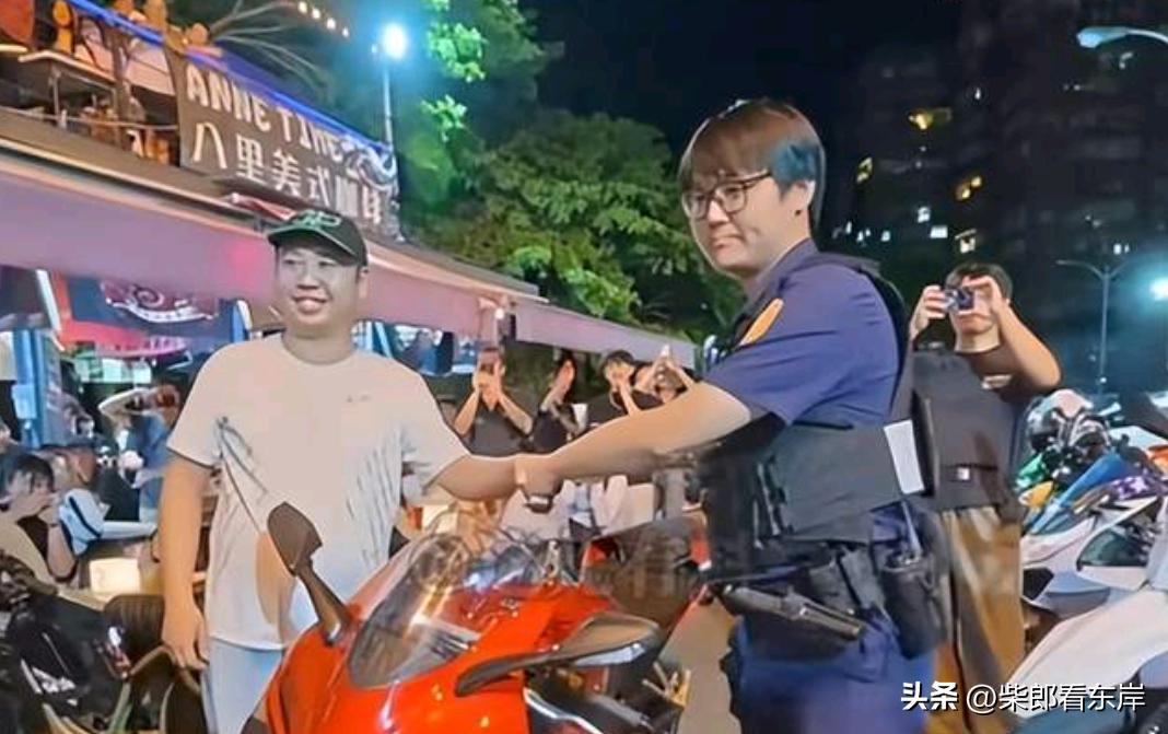 张雪机车出现在新北市八里区安妮重机咖啡厅门口，引来不少爱好者打卡

张雪820R