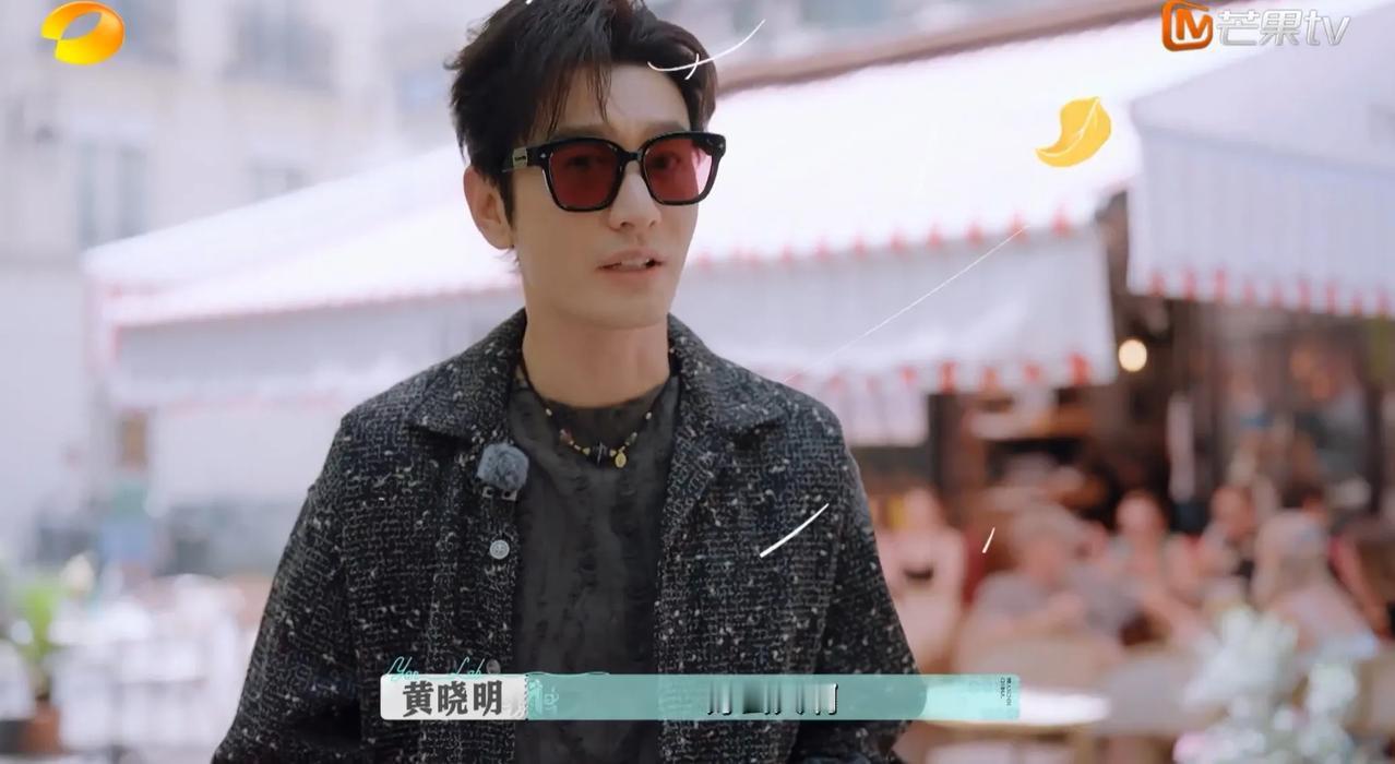 黄晓明在异国喝完咖啡，
付款时他的卡无法付款，
他慌忙翻找口袋。
于是他向身边工