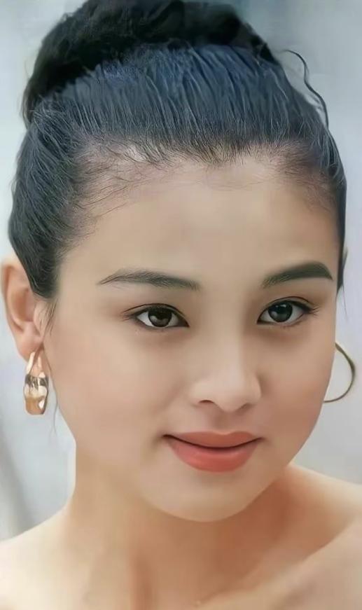 1999年，英宁向刚生下女儿不久的妻子赵明明提出离婚，赵明问原因，英宁支支吾吾就