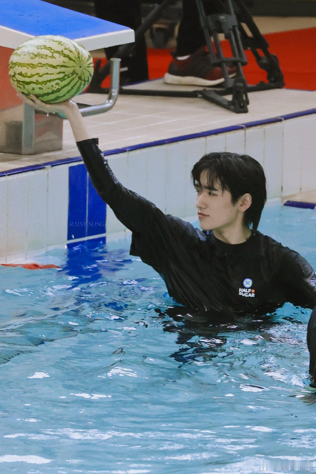 宋亚轩 🐬宋亚轩露喉结🐬国乐无双除了宋亚轩都在湾区升明月🐬宋亚轩用脸吃饼干