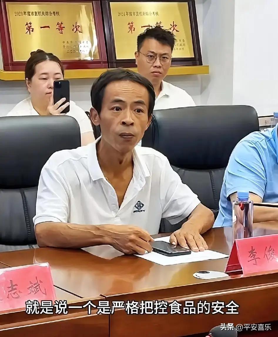 这次轮到鸡排哥火了，
但我觉得这不是个好现象。
因为这会让更多人不想努力，一窝蜂