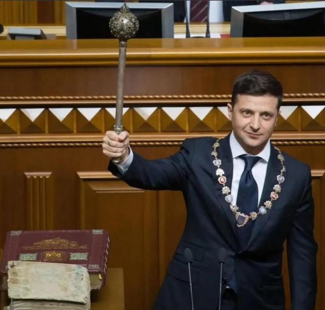 一位乌克兰人聊到自家总统时曾说：“我知道不少中国人觉得泽连斯基以前是喜剧演员，当