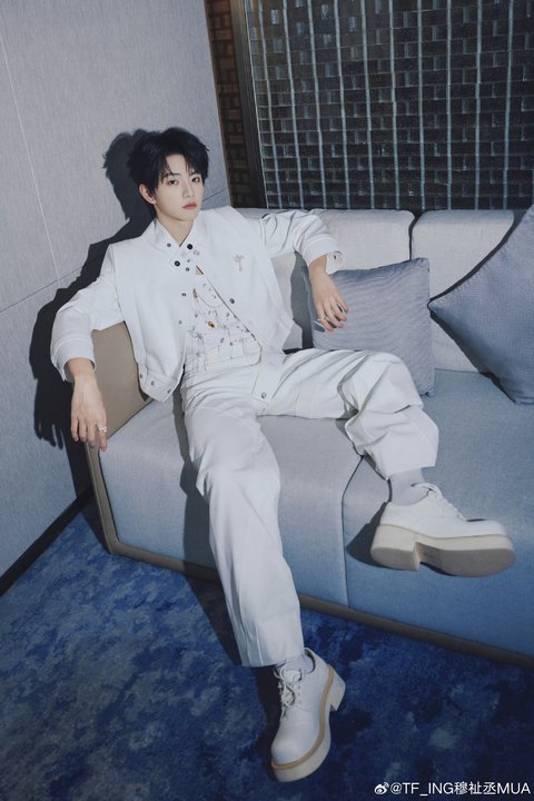 穆祉丞元宵喜乐会马上见穆祉丞白龙马双人舞台造型 穆祉丞白龙马造型🤩 期待今晚的