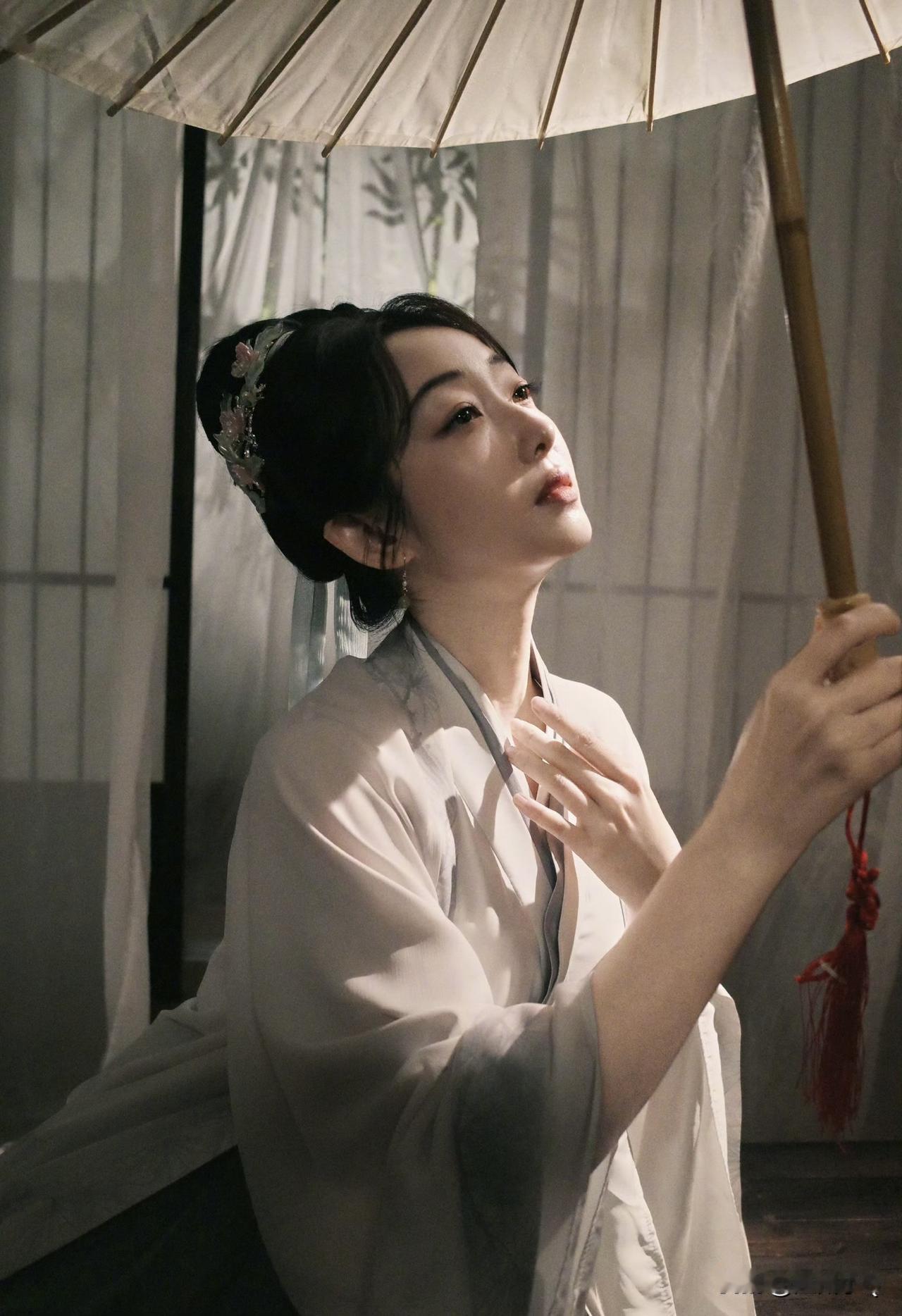 蒋梦婕真的是天选古风美人，那种清冷感恰似画中仙。如果真的要翻拍李清照，蒋梦婕真的