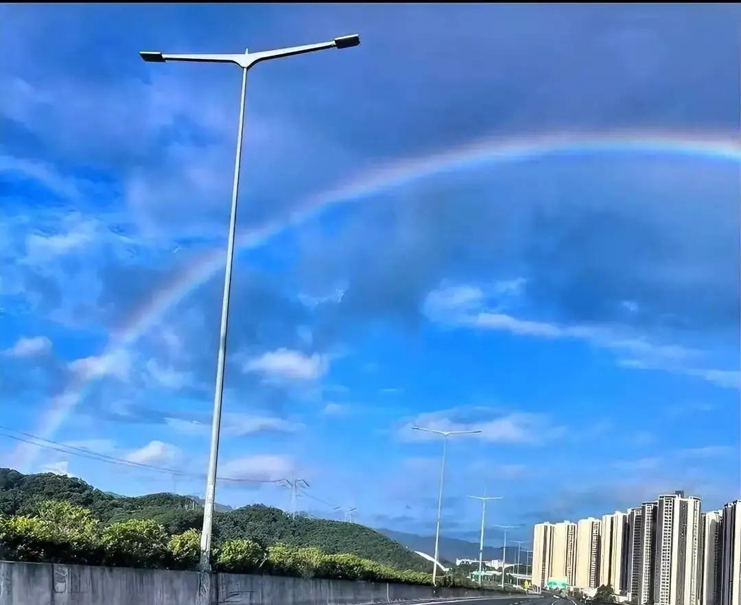 陈阳相亲那天，女方妈妈开口就是八十八万彩礼。
我听完都替他捏汗。
陈阳没翻脸，先