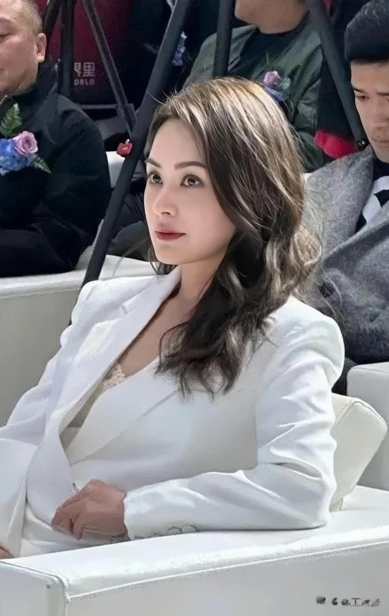 女生不好好读书，整天幻想着凭颜值当明星、嫁个有钱人怎么办？告诉你一个方法，一招治