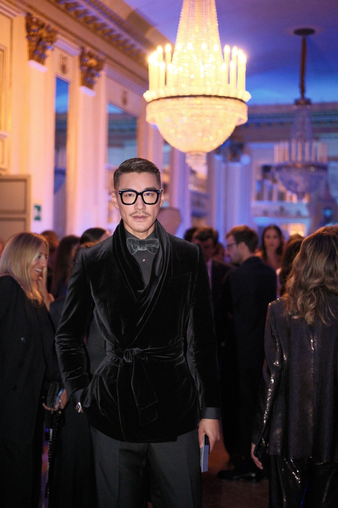 胡兵给阿布扎比上点东方震撼 胡兵这身是写给阿布扎比的一封东方情书。香云纱承载文化