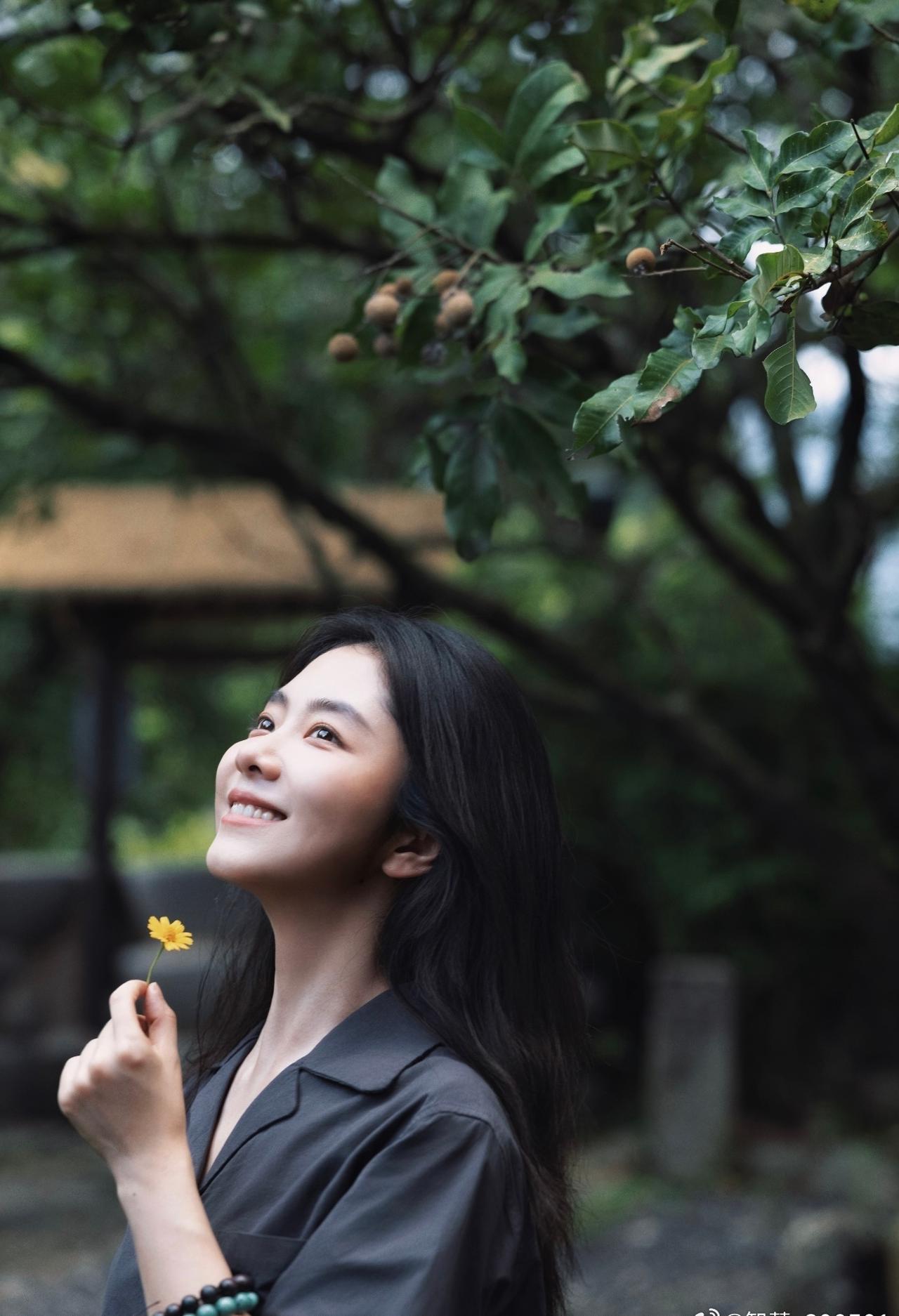 ╭ 🌻 ╮愿未来的路上，有温暖相伴，有希望同行。即使偶尔会遇见风雨，也依然能够