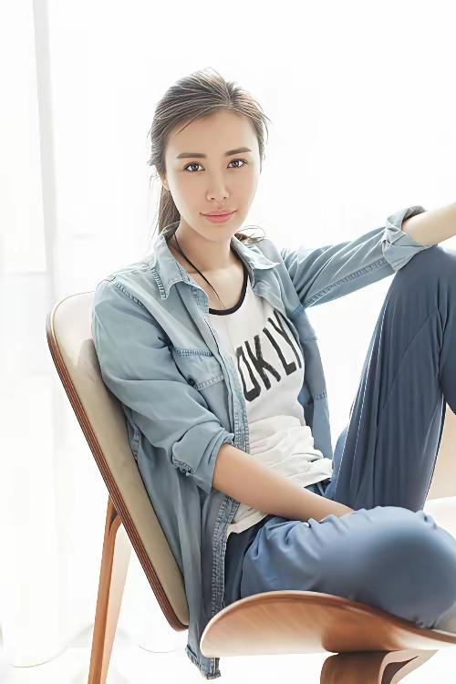 田朴珺和王石这对“老少恋”一直备受关注。他们的爱情故事始于“笨笨的红烧肉”，王石