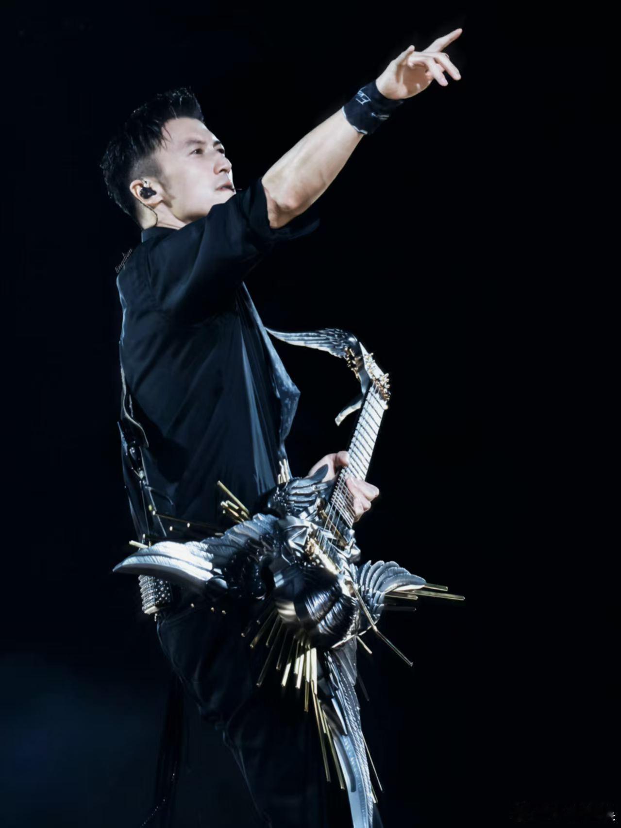 谢霆锋终于宠到南昌歌迷了谢霆锋首场南昌演唱会来了南昌的锋迷这次直接过年！全开麦无