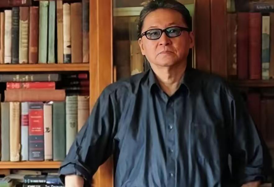 一次，三毛对李敖说:我去非洲沙漠是为了帮助那里的黑人！李敖反问道:你为什么不去帮