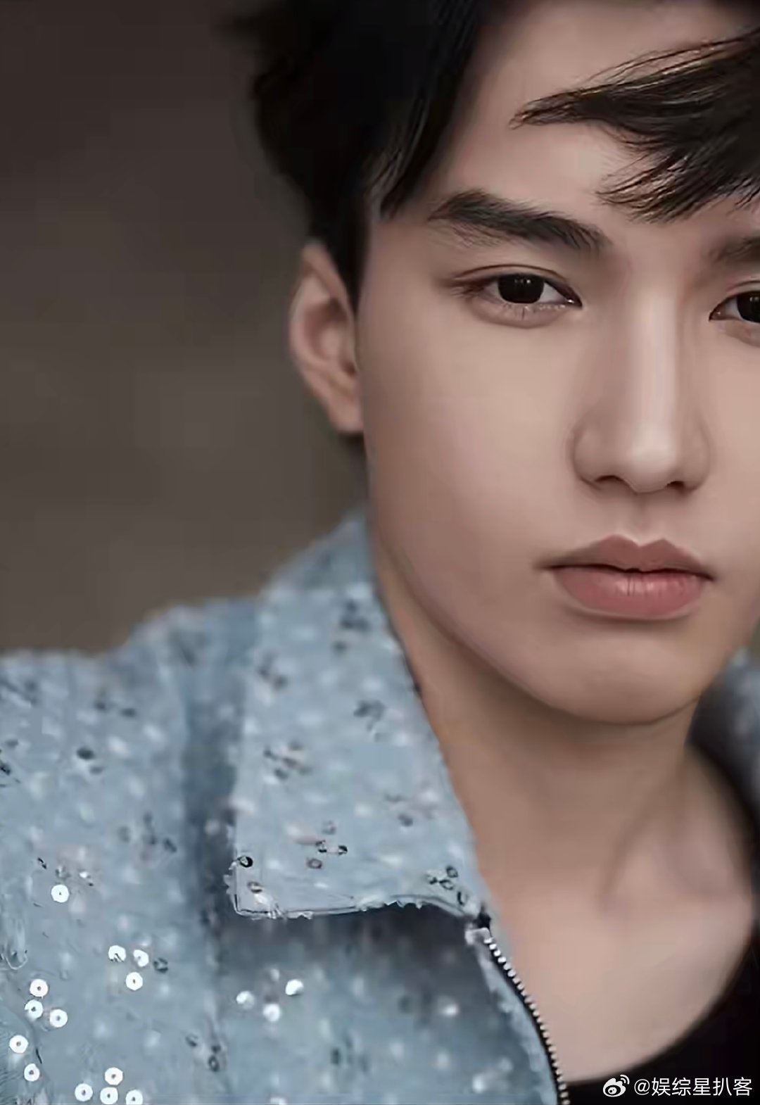 迪玛希弟弟颜值 曼苏尔舞台初亮相自带氛围感，异域神颜搭配温润气质，和迪玛希同框颜