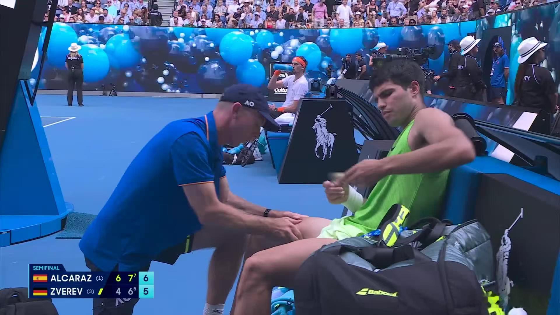 刚才兹维列夫在阿卡接受伤停治疗时用德语在向赛事监督抱怨。麦肯罗同步解说:“我听不