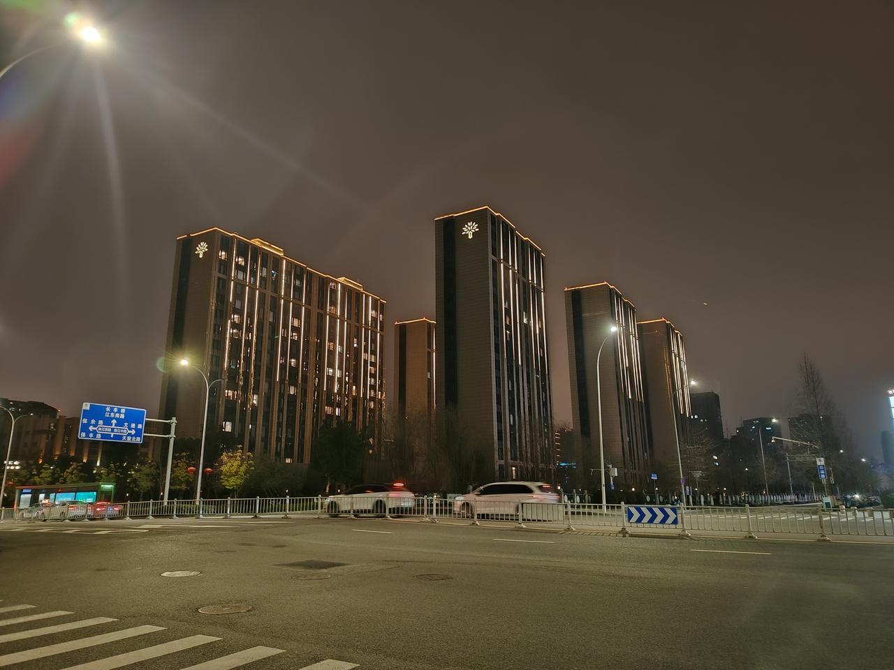 岳母想换手机，却又没有明说要我们买，要买给她吗？晚上在丈母娘家吃饭，饭后岳母拿着