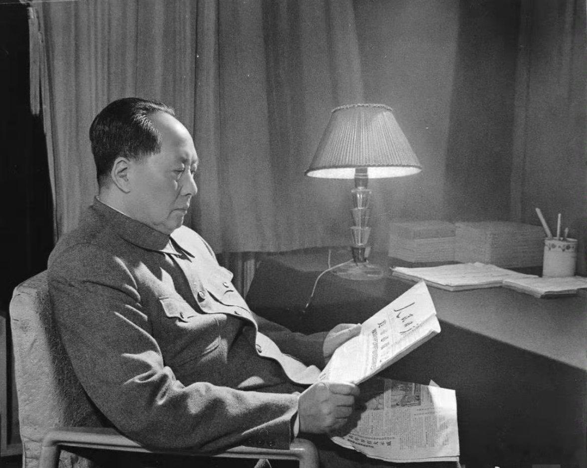 毛主席一生从不穿西装，不怒自威，帅气英武。 ​​​