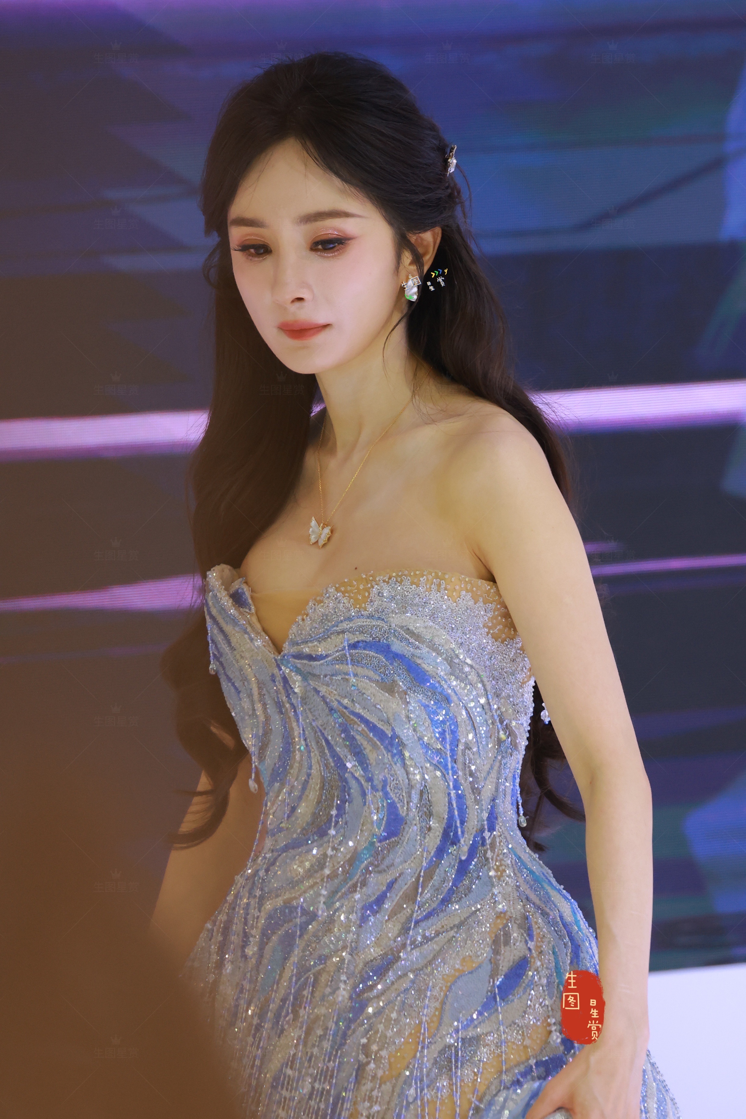 杨幂上海品牌活动生图随便一拍都养眼💙🧚♀️杨幂把海洋穿身上了