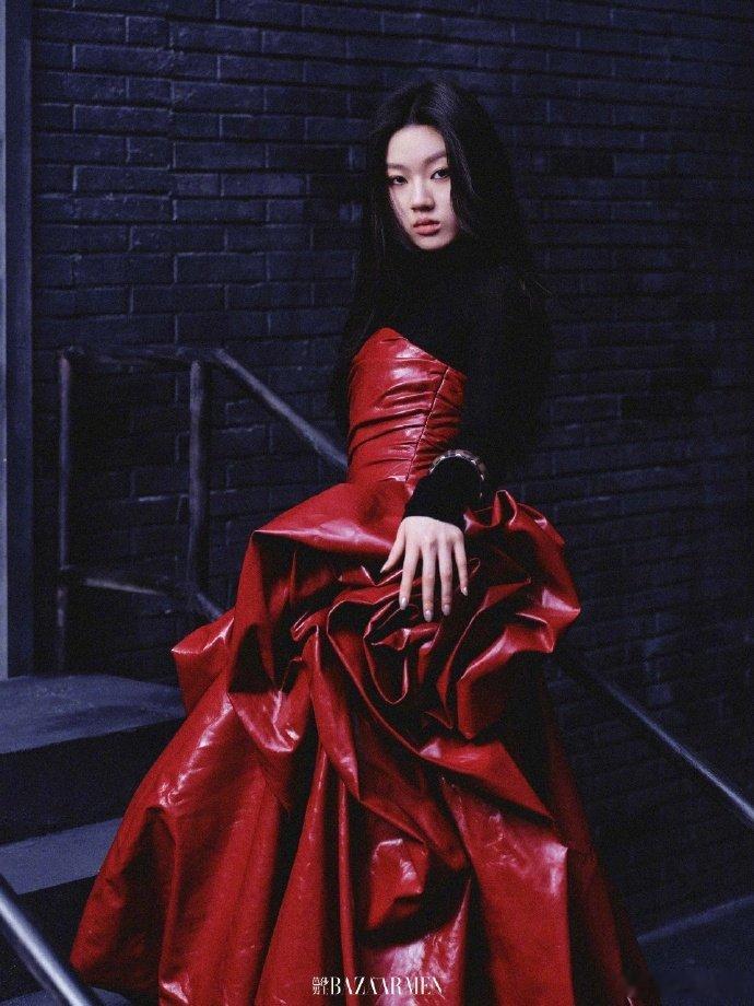 单依纯芭莎男士首本五大男刊   单依纯芭莎男士十二月刊封面   在时尚的版图中，