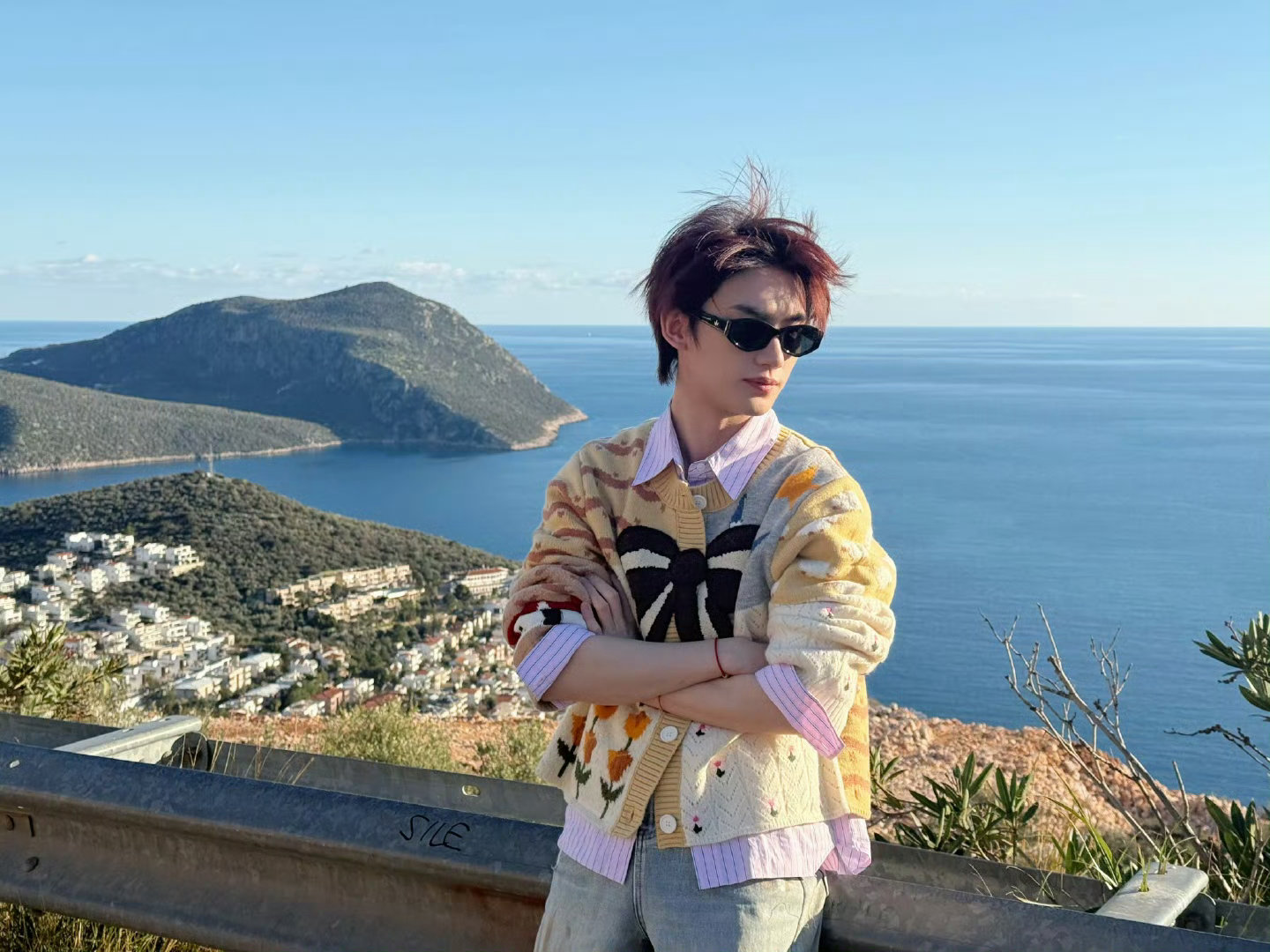 丁程鑫晒落日胶片    丁程鑫的落日胶片太会拍了，没有复杂的构图，却把落日的层次