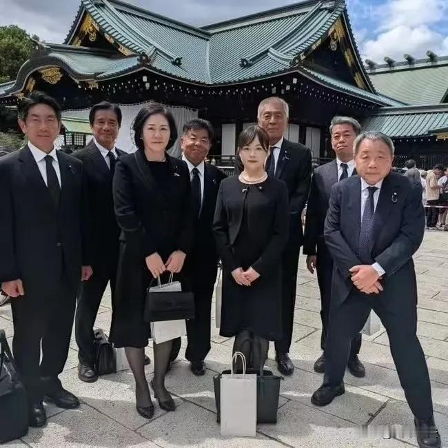 这帮参拜靖国神社的牛鬼蛇神们，迟早会被那些阴间里的恶鬼们撕咬和吞噬。天日昭昭报应