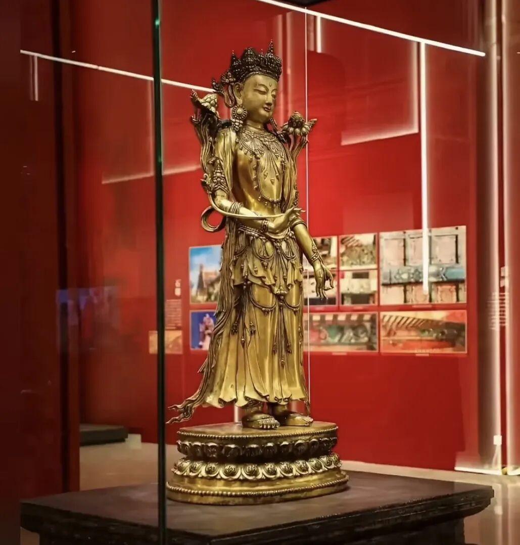 是无法无天，还是阴错阳差？ 近日，有网友前往艺术展参观，在拍摄“永乐款鎏金铜观音