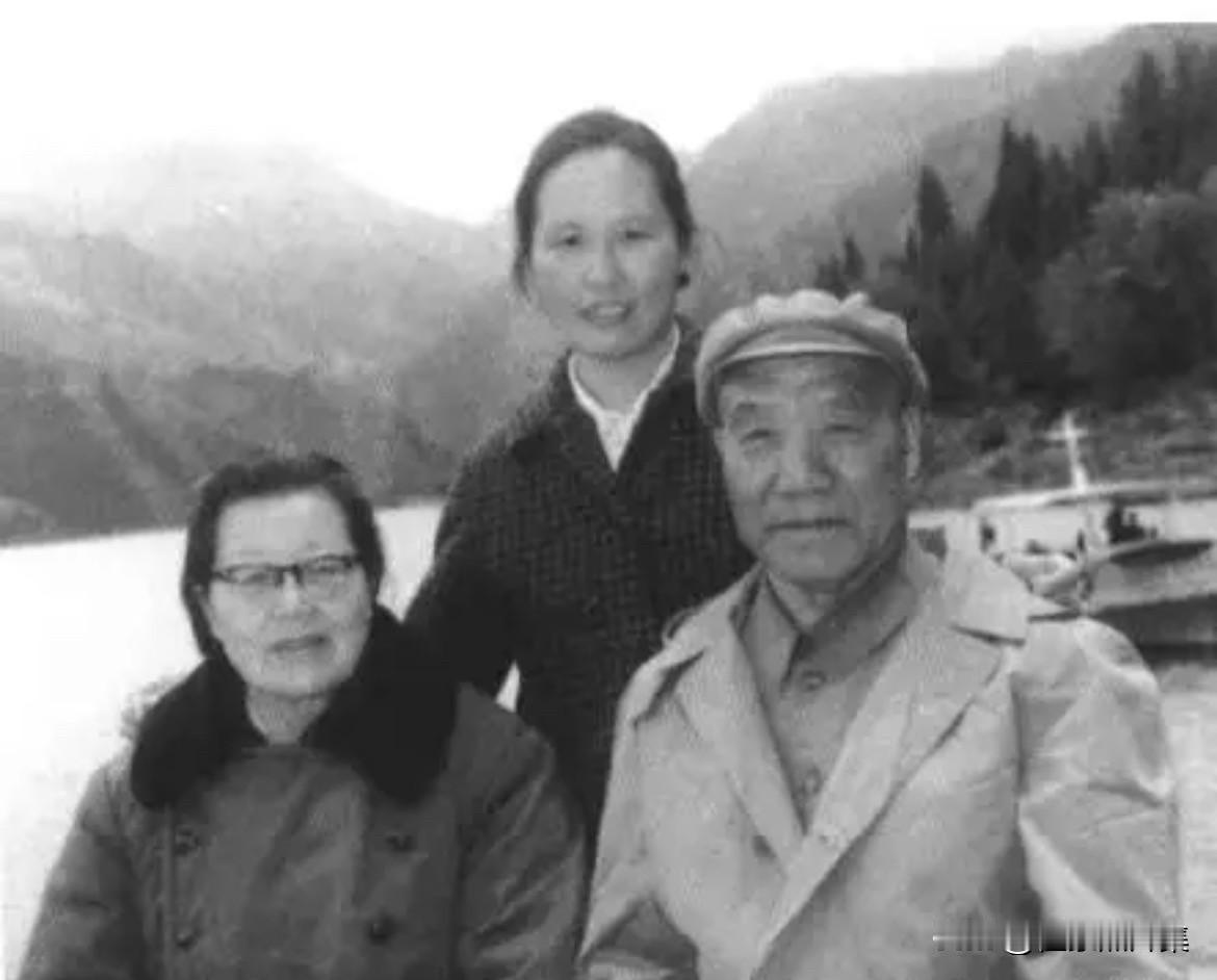 1979年，开国上将李达与夫人张乃一、大女儿李晖在新疆团聚的温馨瞬间。照片中，年