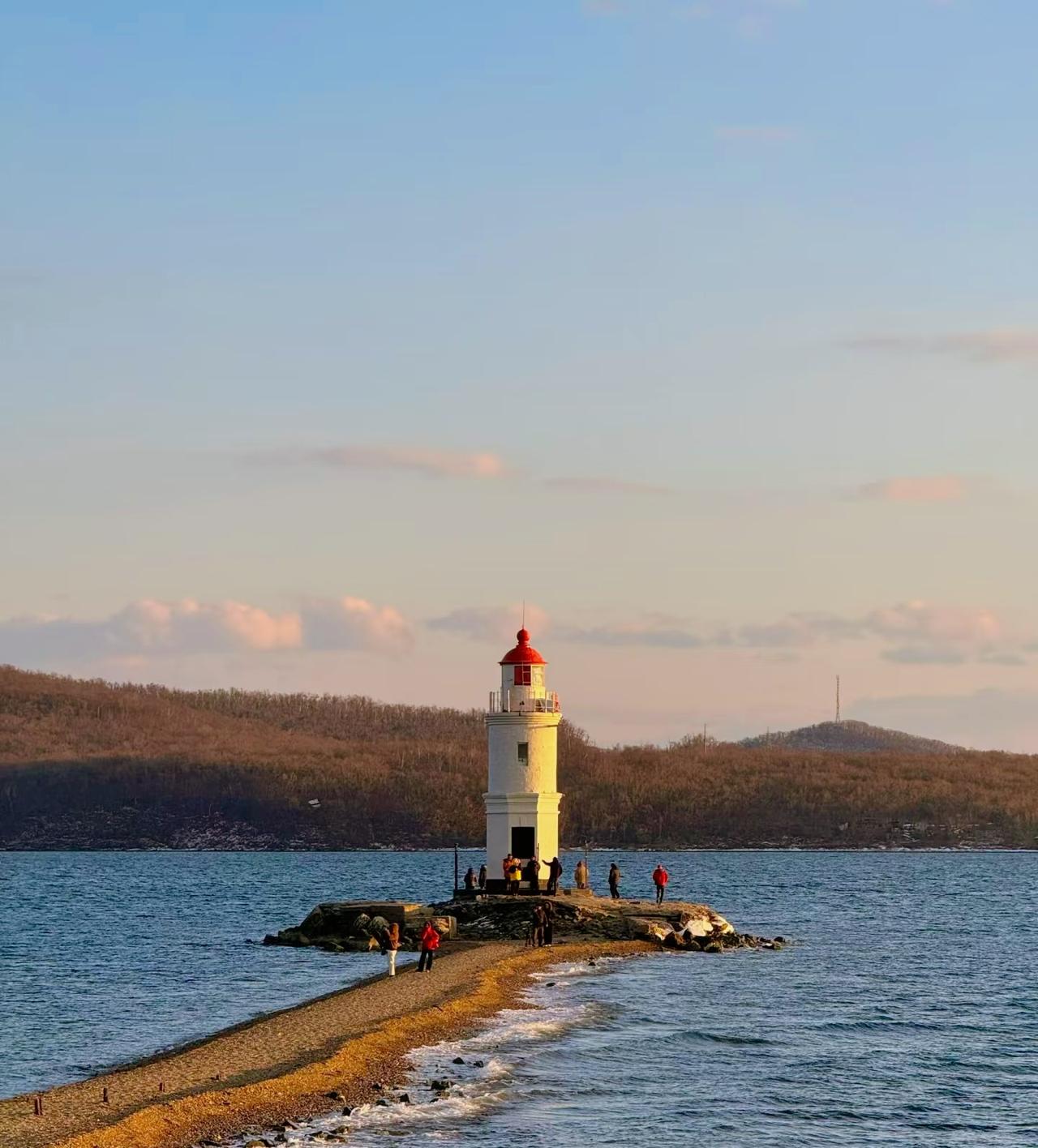 天不亮你得出去卖豆腐，是很难有爱情。真正情种一定出自富贵之家，至少也是小康以上。