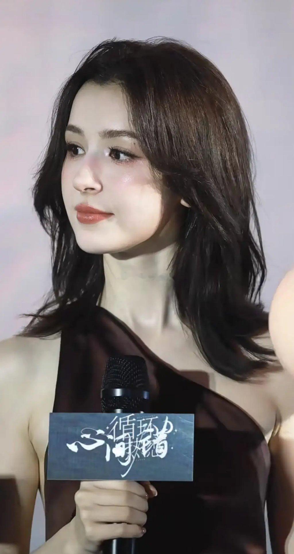 哈妮克孜剧宣活动，短裙加黑色绑带高跟鞋，身材好脸也精致 