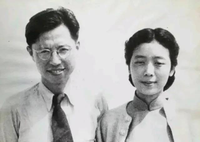 1996年，戏剧大师曹禺苦追六年的“清华校花”郑秀，但婚后他却公然出轨，与情人同
