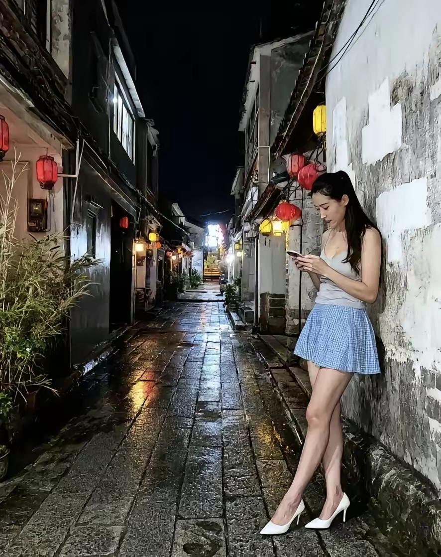 暮色染古城，灯火次第点亮，青石板路映着暖光，檐角飞翘与流光相融，夜色里尽是温柔古