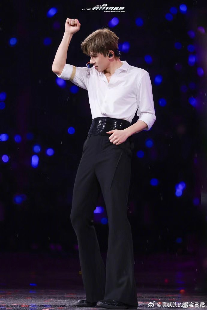 一个字概括张杰演唱会蹦迪环节 疯！谁能拒绝张杰的蹦迪环节，光影秀震撼眼球，双阵容