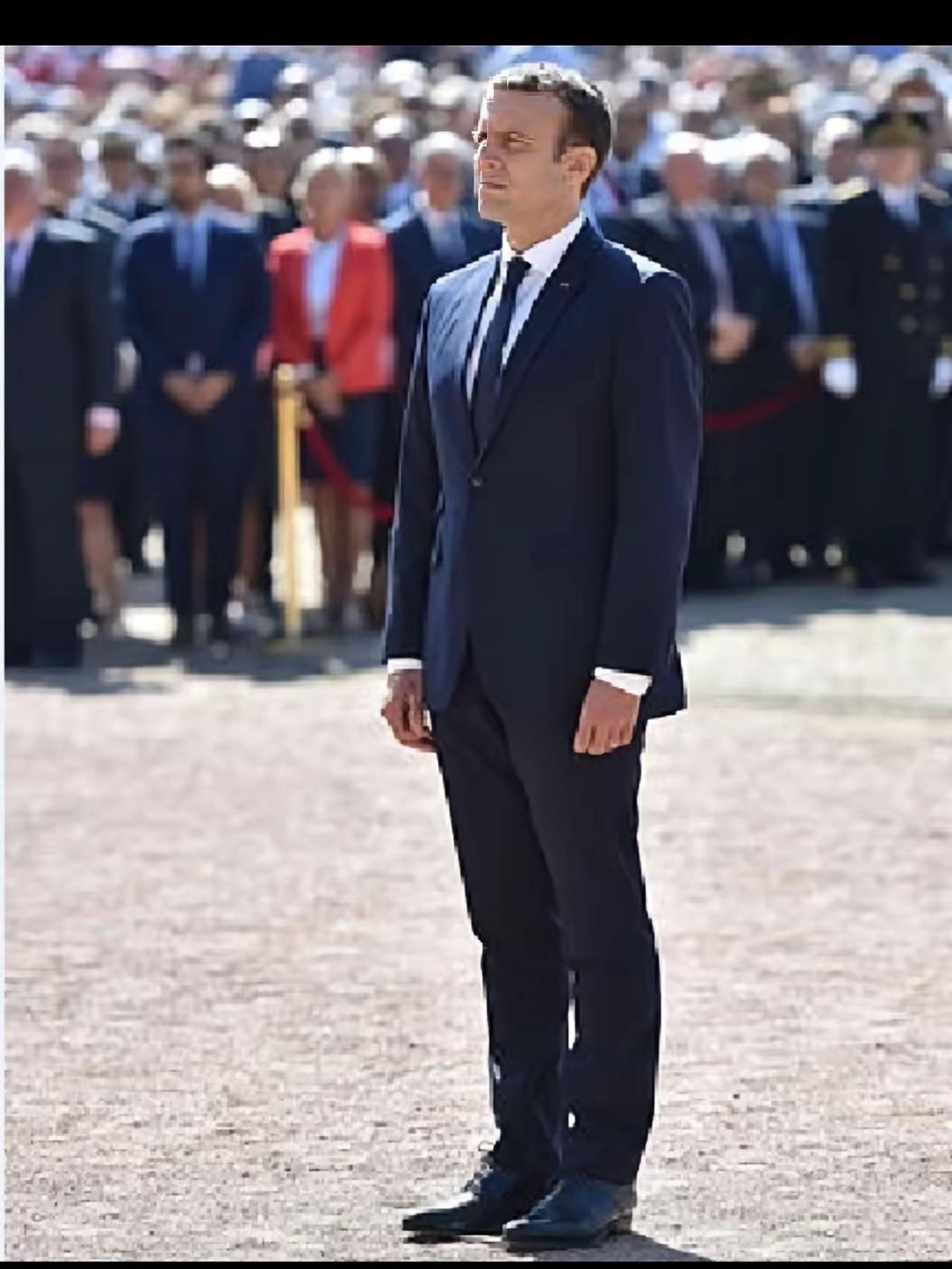 我看到这篇文章时，确实没忍住笑了！[捂脸]
​​马克龙宣布要派兵去乌克兰，结果俄