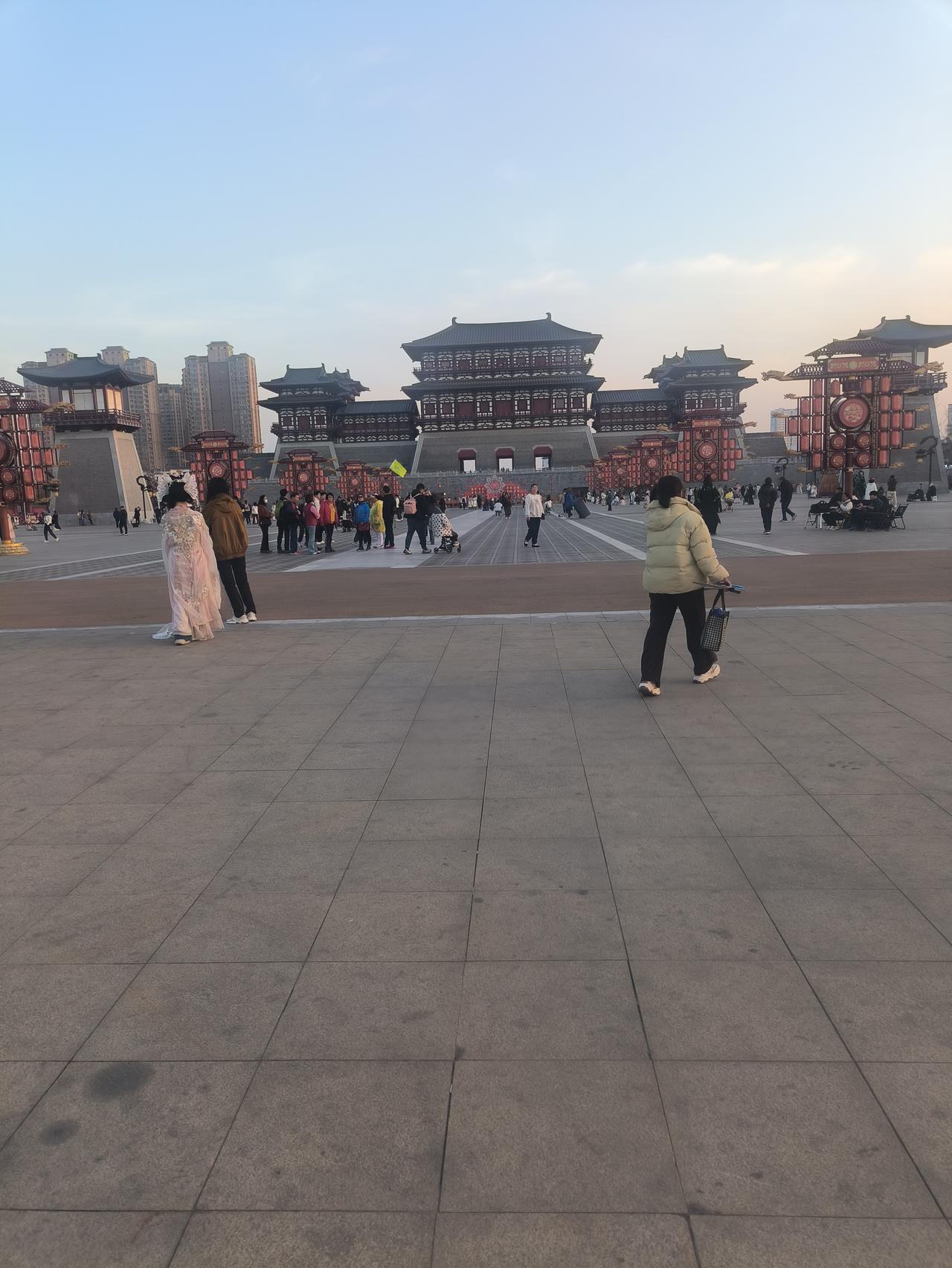 2026年阴历二月二的下午，我站在应天门北广场，能看到两个景区。此刻我正身处应天