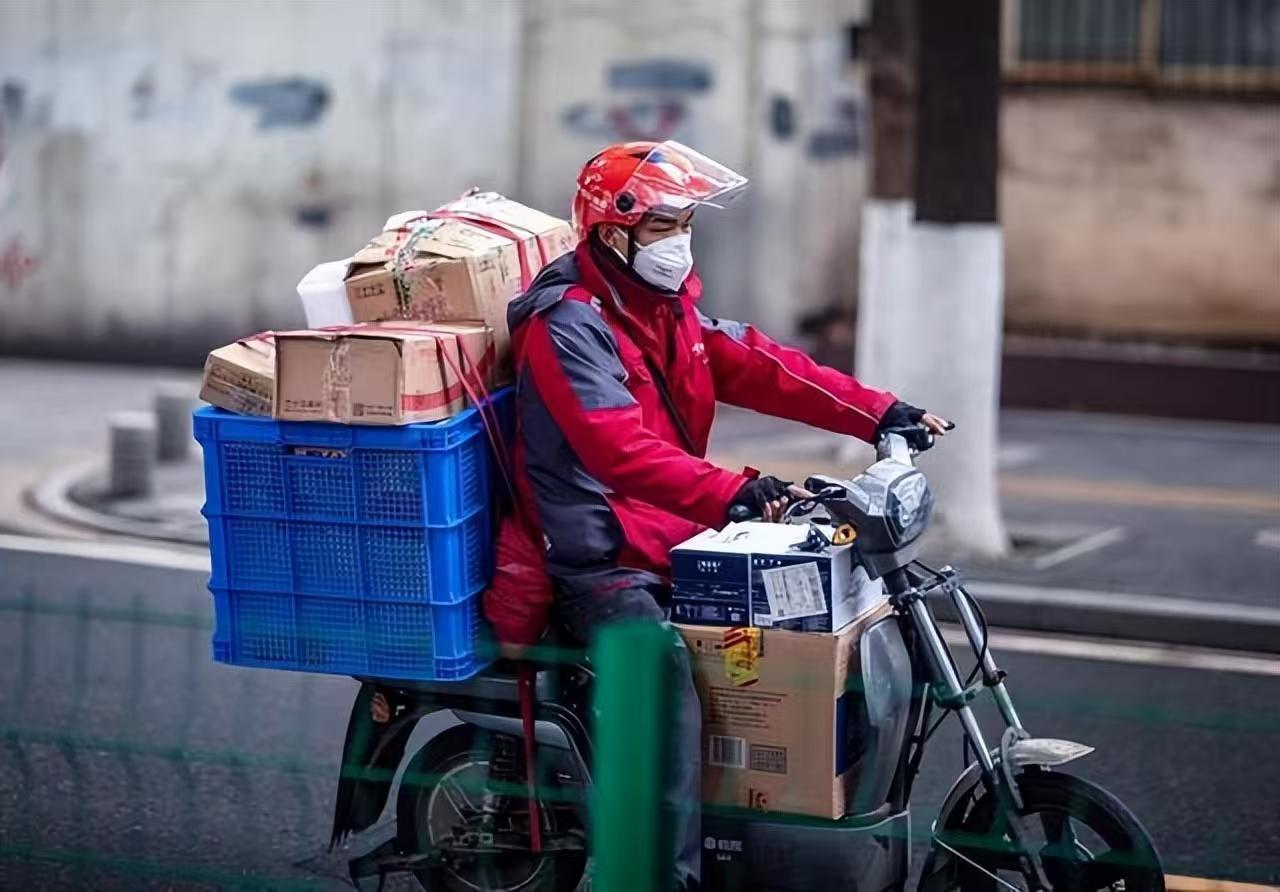 湖南长沙，一女子联系客服，查快递送达时间。万万没想到，她的电话，直接被平台判定为