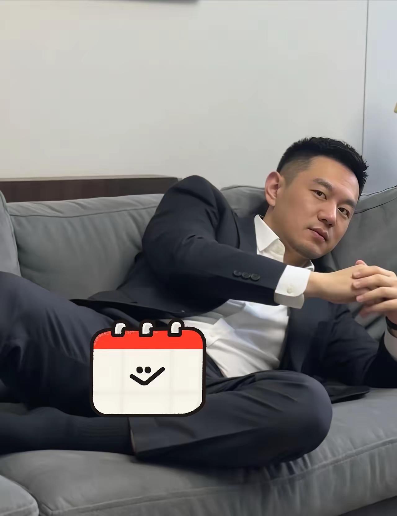 现在年轻人都好疯狂啊！

我办公室小李今年39了，有车有房，每月工资5位数，而且