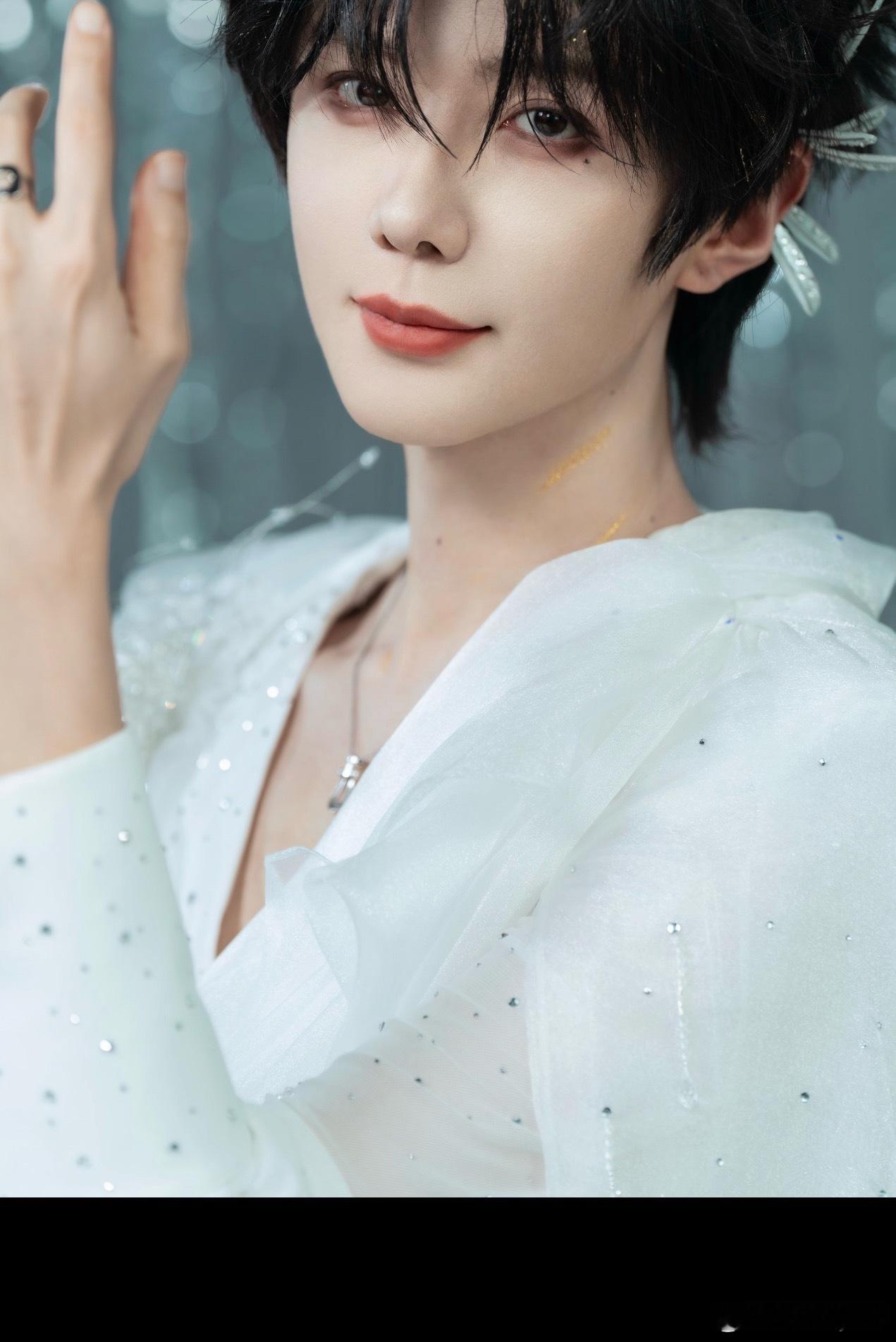 郝熠然 hyr郝熠然 废墟中盛放的玫瑰 躲过世俗的眼光 伴着梦想一步步攀至顶峰