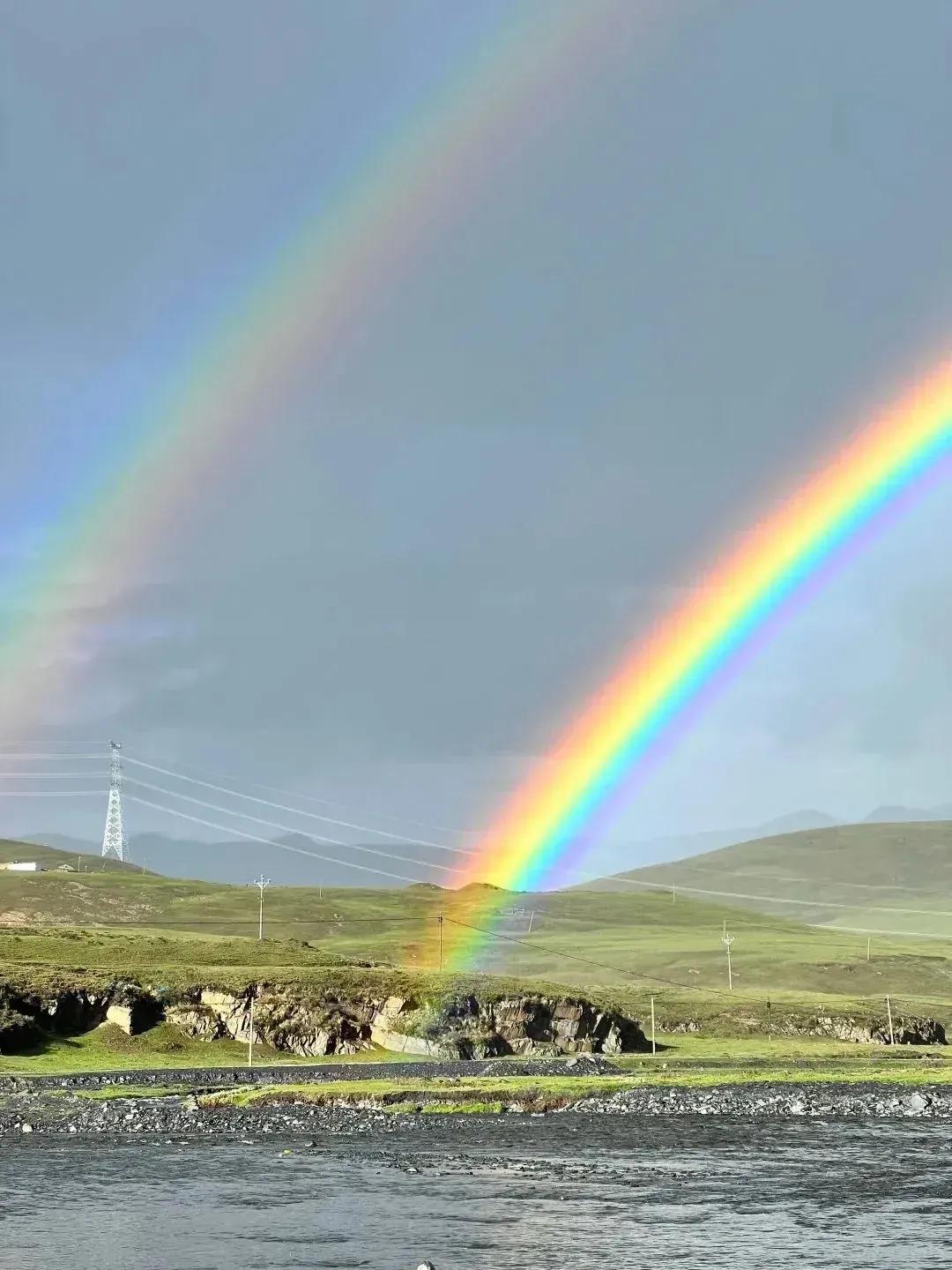 微头条《原创》
上联：烟雨朦胧离恨长
下联：风尘荏苒别愁深
下联：云山迢递相思远