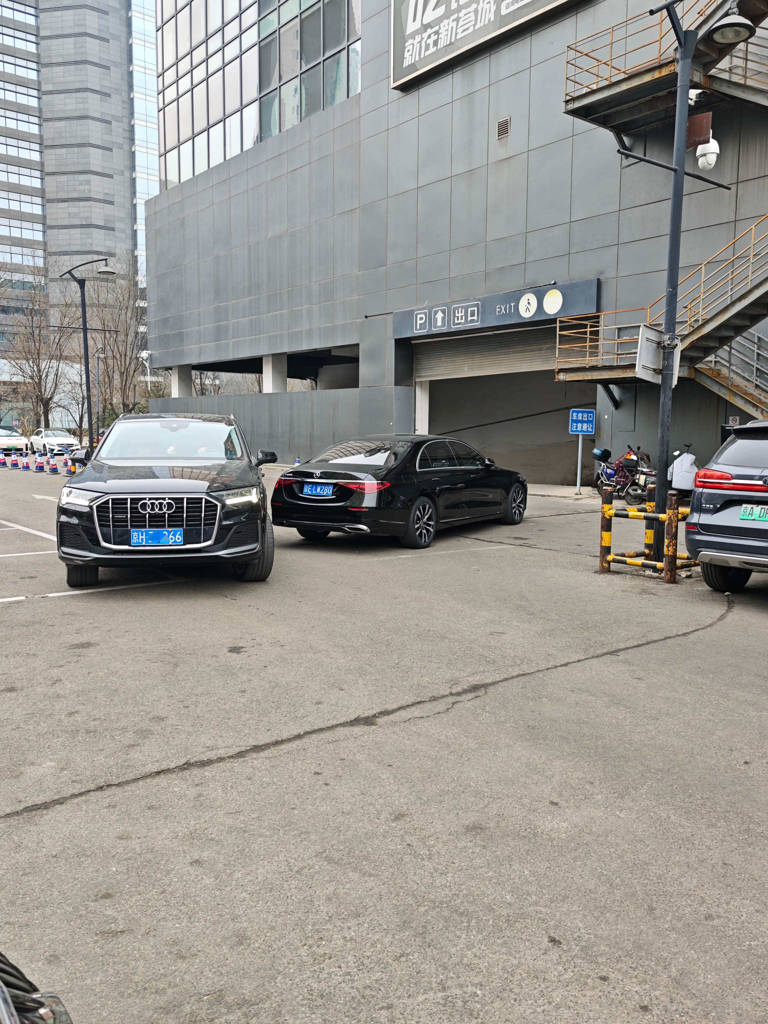 这台S停的位置绝了...车头对着停车场出口，车尾是特斯拉超充桩好好的一个双向车道