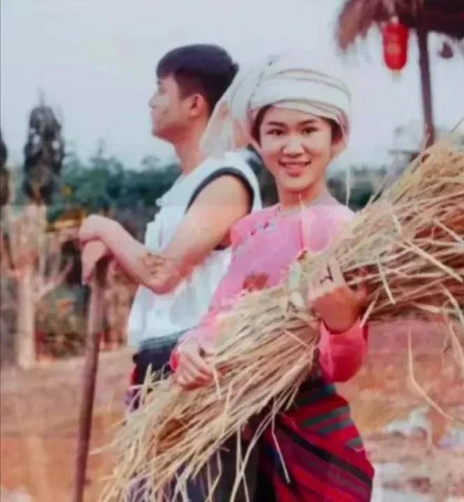 1974年，知青杨俊在云南傣乡被马蜂蜇伤眼睛，傣族大嫂用奶汁给他疗伤。哪料，大嫂