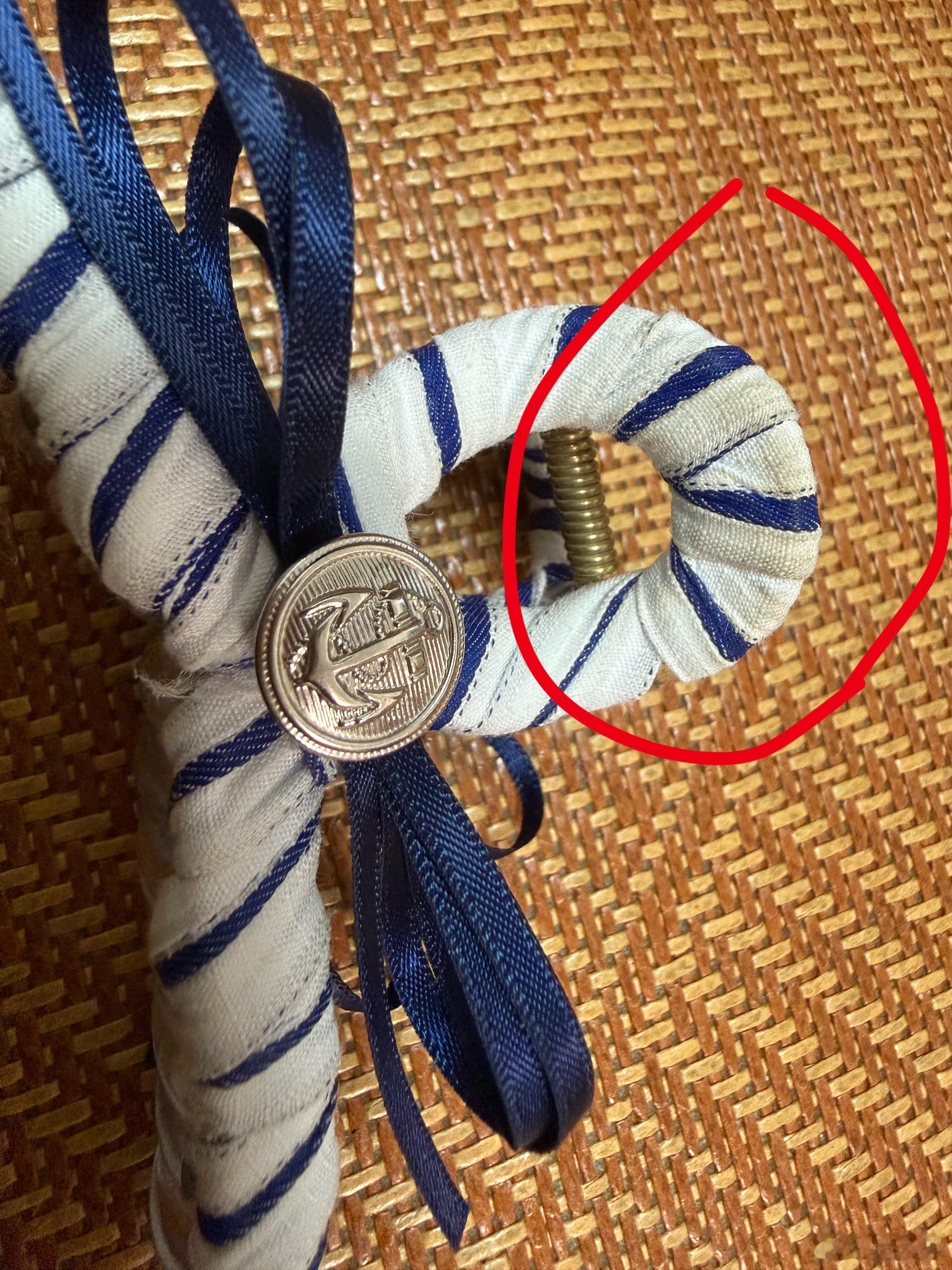 大家买抓夹不要买这种外面缠浅色布料的，用两天就捏得黢黑（。） 