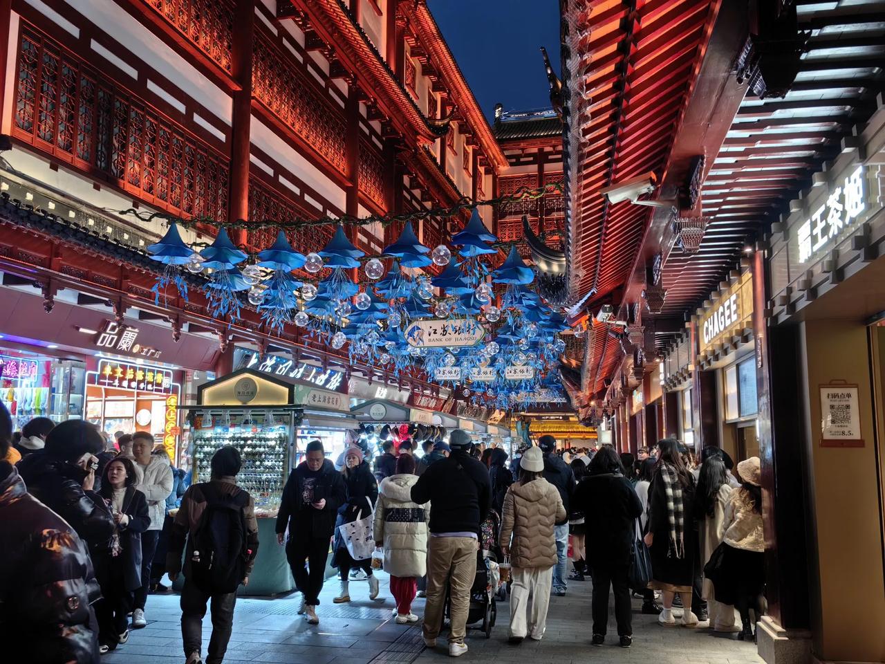 上海豫园的新年氛围已经拉满，到处人山人海。

我在80年代，曾两次来过豫园，然后