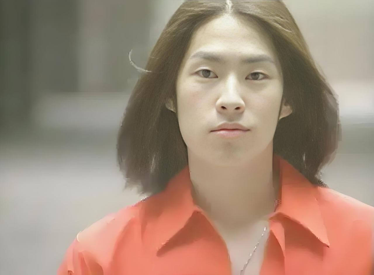 其实吴建豪年轻时也…达不到帅的程度：脸一边大一边小，嘴歪的，眼睛一高一低，额头塌