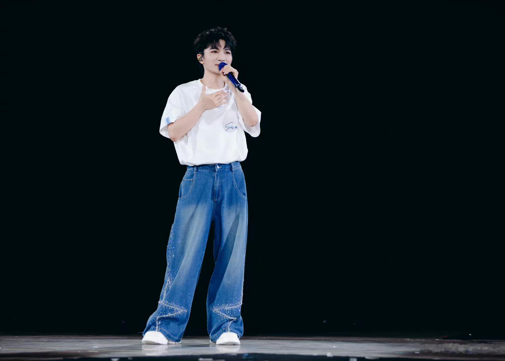 周深紧急叫停 演唱会秒变喜剧现场！周深刚唱三句就嘴瓢，立刻中气十足喊停要求重来。