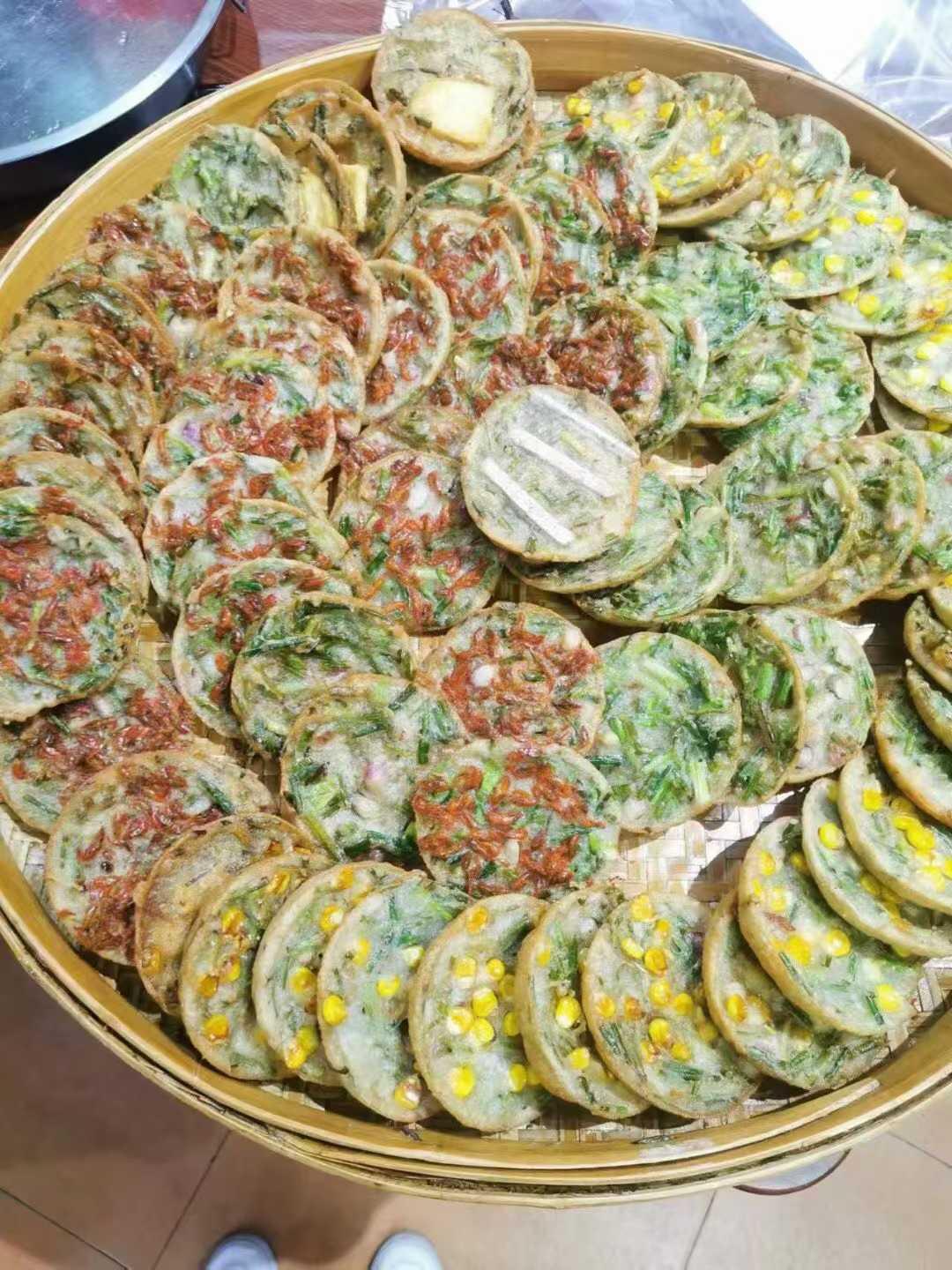 广东河源和平县的特色小吃-铁勺粄
客家街头经典，米浆入铁勺定型，撒花生芝麻，油炸