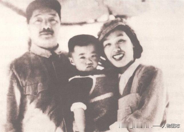 1946年，贺龙与薛明和刚满两周岁的儿子贺鹏飞在山西兴县蔡家崖。