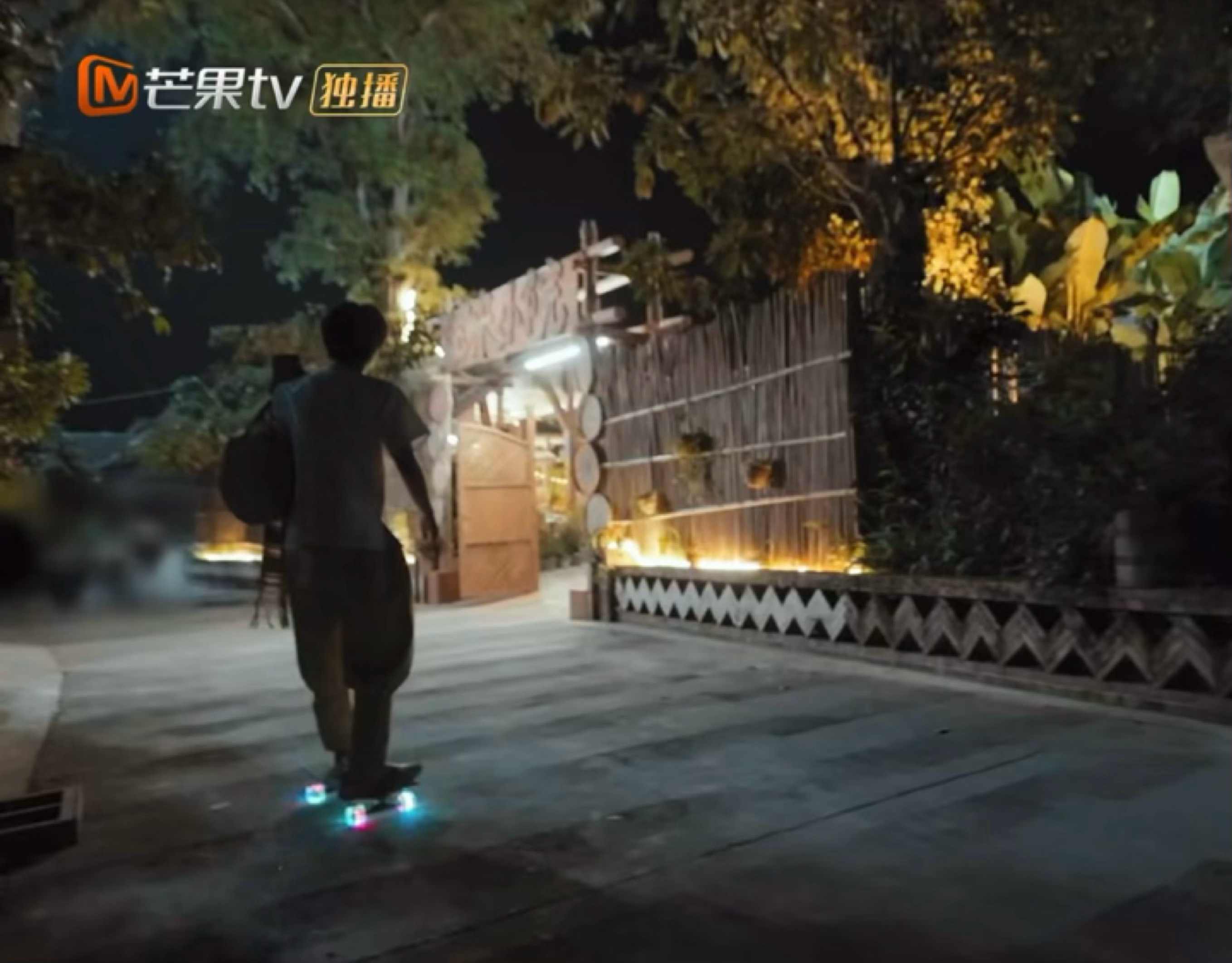滑板少年黄明昊忙忙碌碌寻宝藏2
