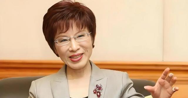 民进党立委邱志伟都把狠话撂出来了，说“等洪秀柱回来就抓”，结果再看国民党那帮头头
