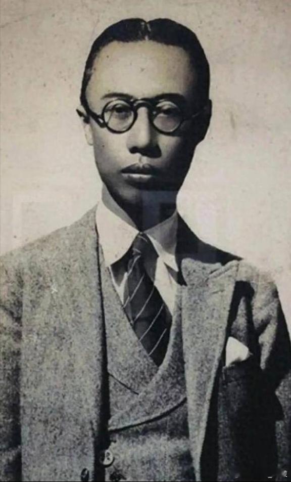 晚上，十二岁的溥仪，曾被十几个宫女摁在床上肆意嬉闹。起初少年懵懂兴奋，可漫长的折