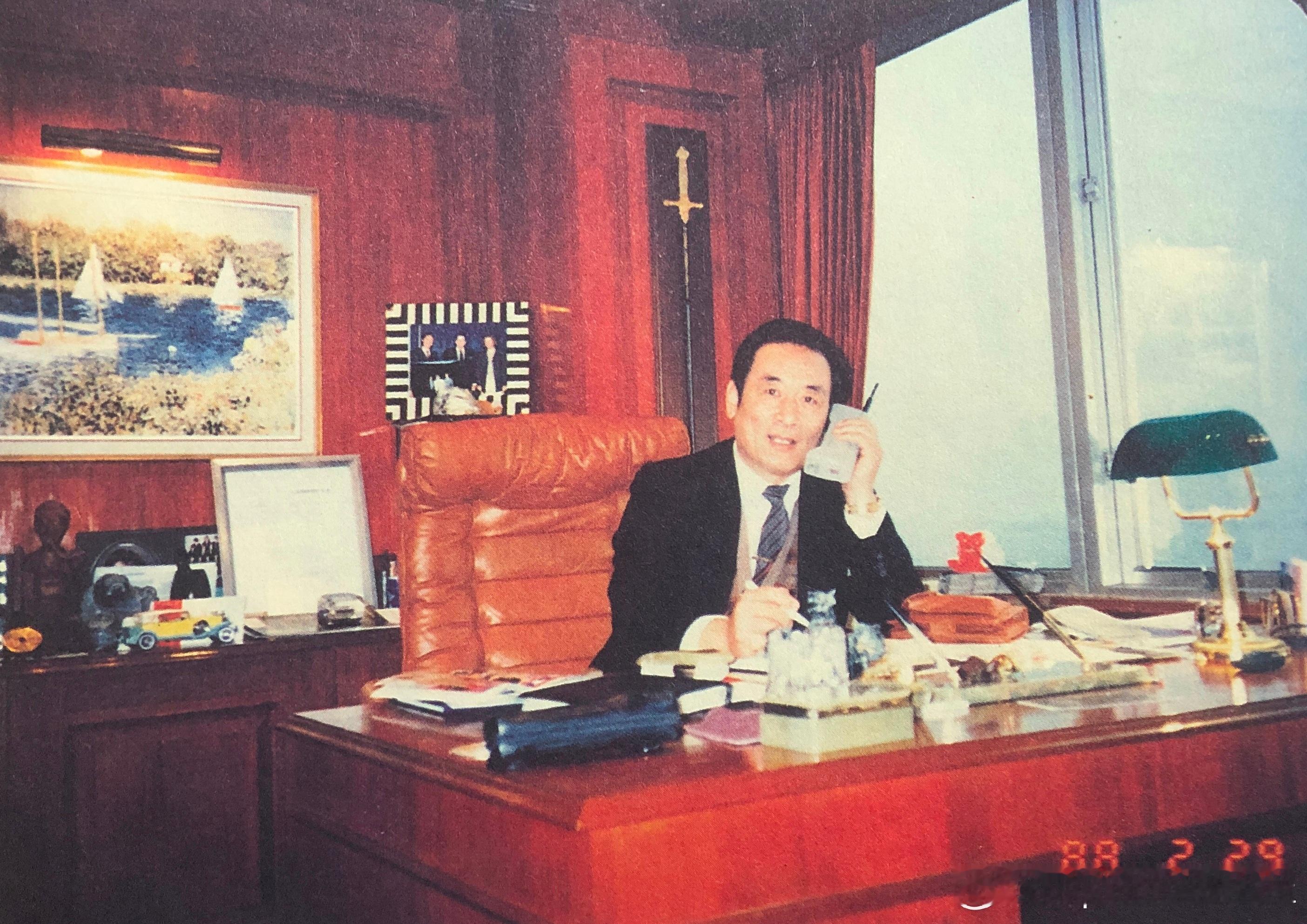 1988年2月珠海政协副主席庞学勤在办公室。他1985年调任珠海市文化局局长，1